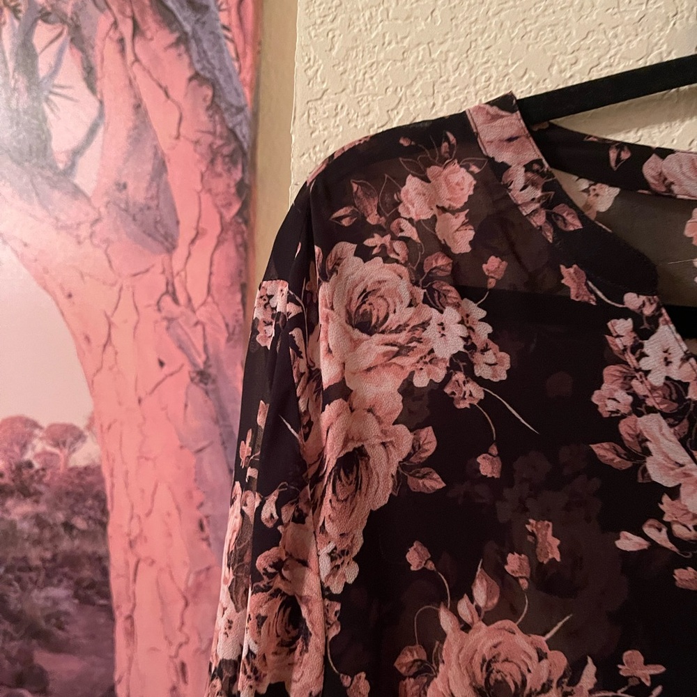 Torrid Plus Size Women’s Floral Black and Pink high/low long blouse size 1X - Picture 3 of 13